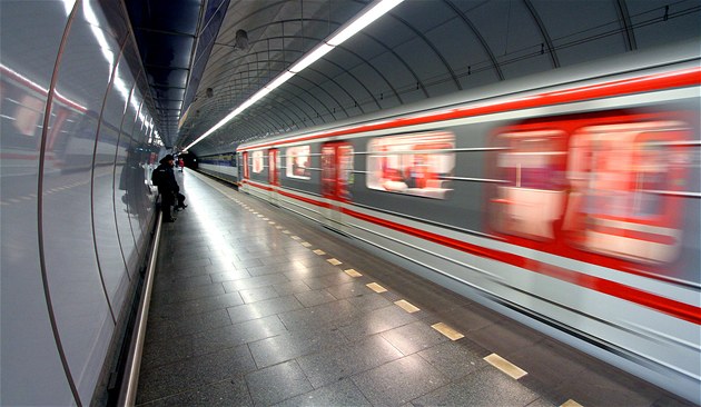 V metru se rozjíždí vagon
určený hlavně pro nezadané