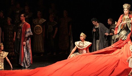 Italský institut vystavuje
kostýmy z Verdiho oper