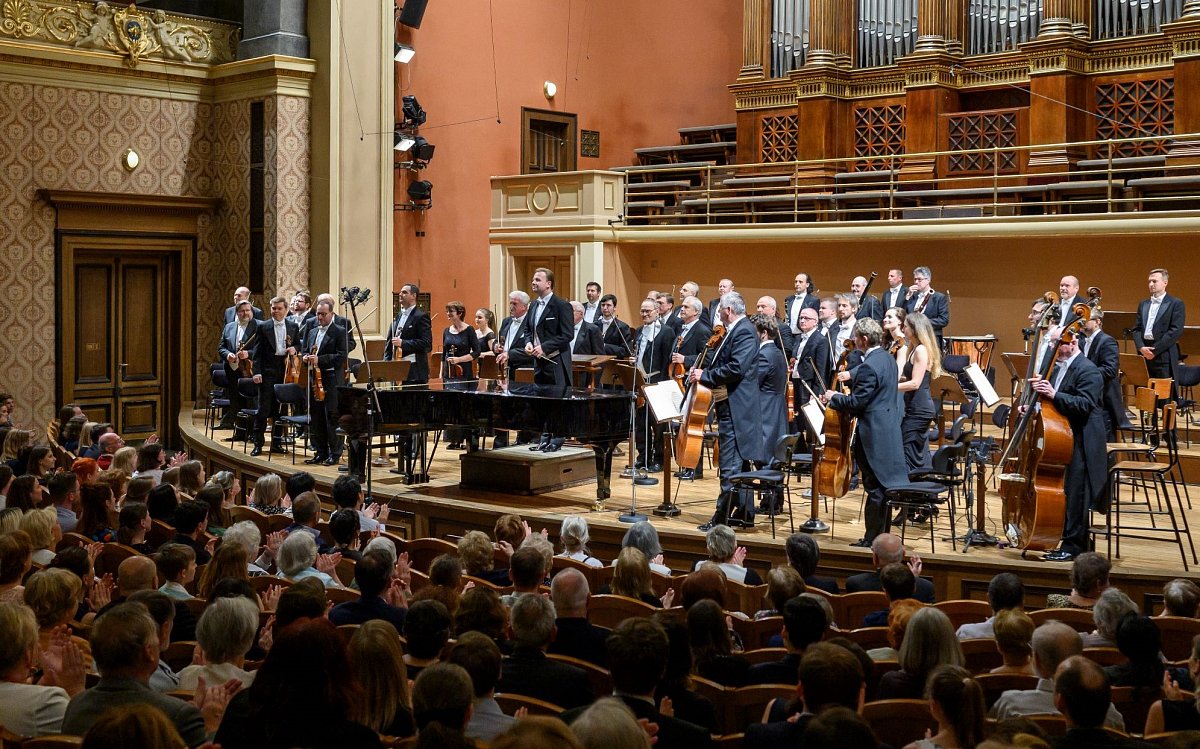 Multižánrový violoncellista Ivan Vokáč vystoupí v Praze s Global Art Philharmonic Orchestra
