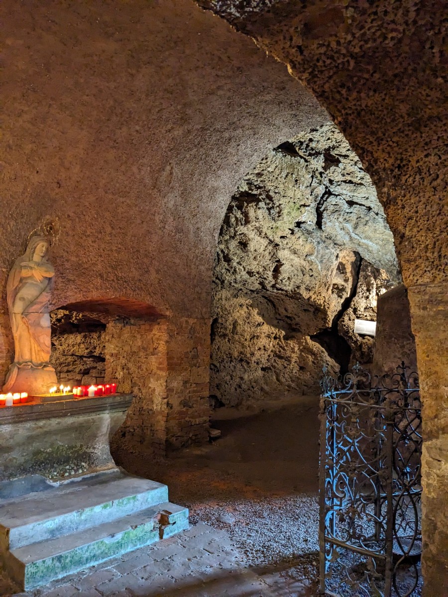 32-jeskyne-s-puvodnim-kostelem.jpg