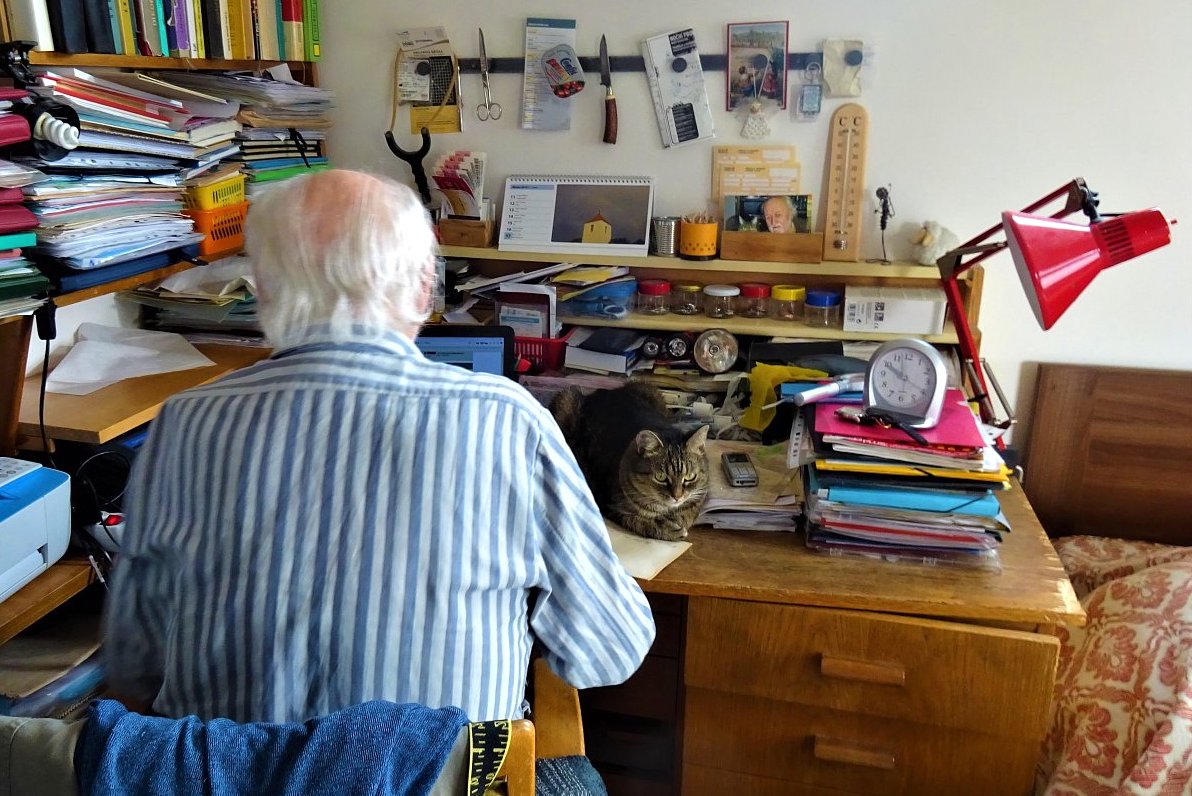 Starý muž a mourovatá kočička