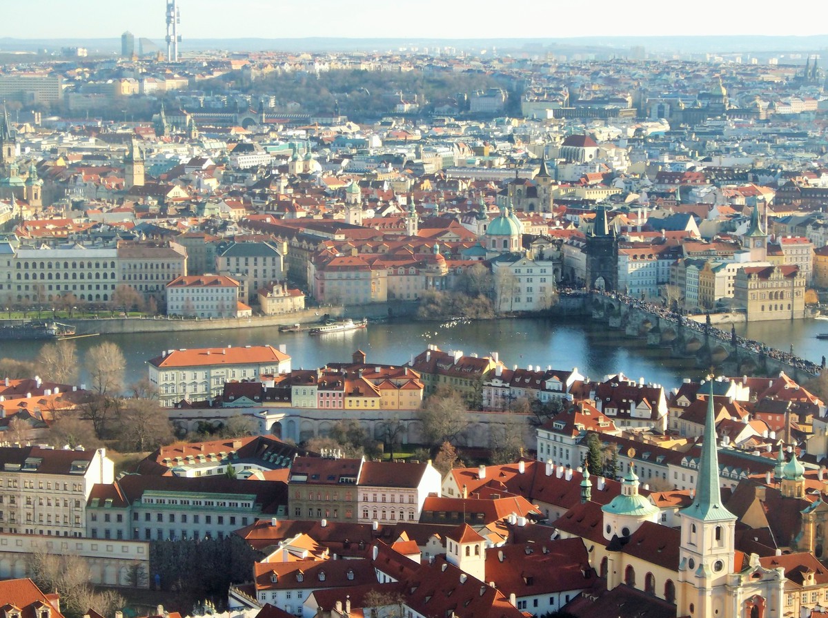 Praha focená ze zvonice Katedrály sv. Víta