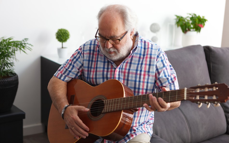 Začít se v seniorském věku učit hrát na hudební nástroj? A proč ne?
