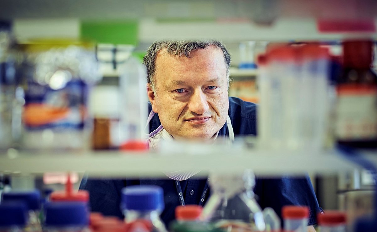 Biochemik Jan Konvalinka: Recept na koronavirus? Pohyb, slunce, dobrá nálada a očkování proti chřipce
