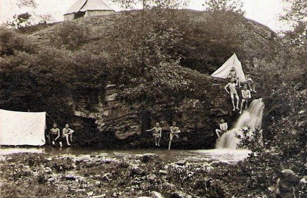 Scouts_in_Prokopské_údolí_in_1911.jpg