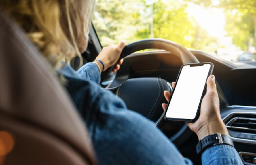 Čtvrtina řidičů přiznává, že při řízení čtou esemesky nebo sledují sociální sítě 