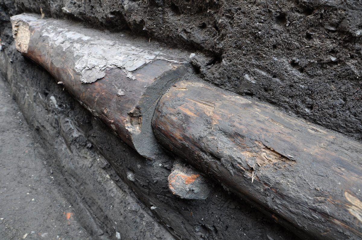Archeologové odkryli části historického vodovodního potrubí z borových klád na Václavském náměstí