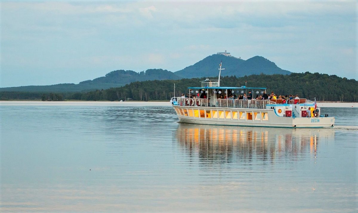 Letní radovánky u Máchova jezera: Lodní doprava, rybolov a čistá voda
