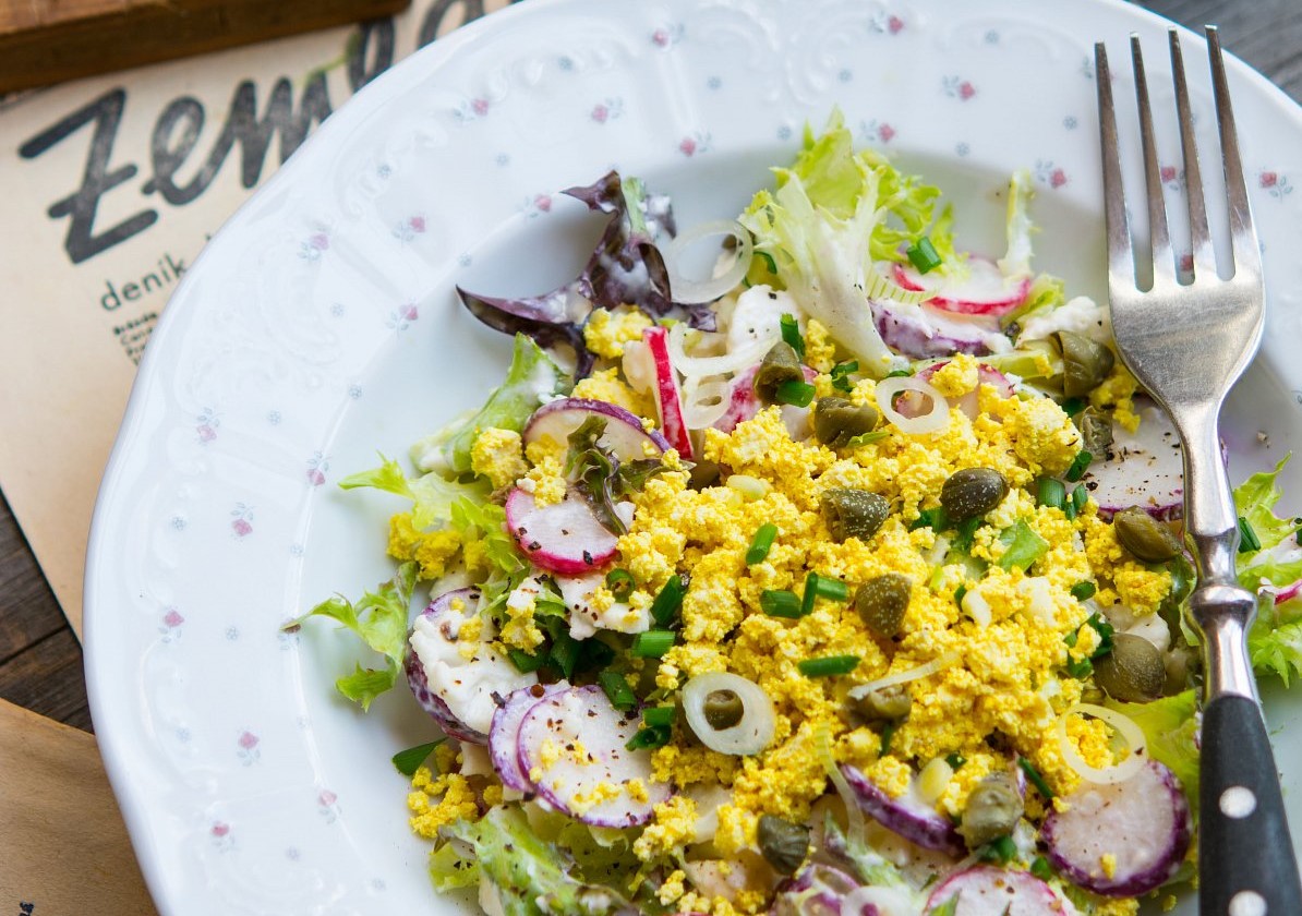 Falešný vajíčkový salát s květákem, ředkvičkami a kapary