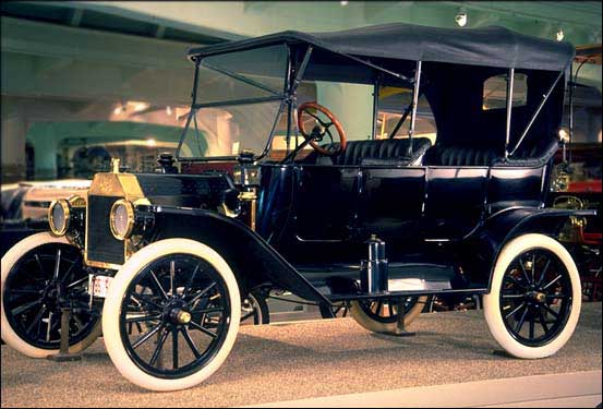 Henry Ford: Dělník, který vyrábí auta, 
musí mít peníze, aby si ho mohl koupit