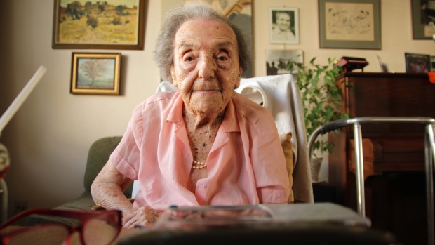 Je jí 110 let, hraje na klavír
a seděla na klíně Mahlerovi