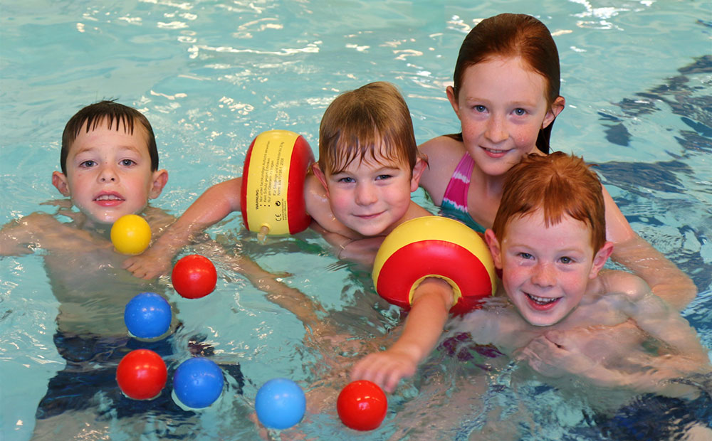 Plavání s dětmi: vezměte jim do bazénu tradiční kruh i hokejový puk