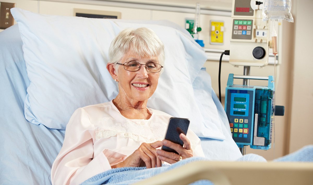 Nemocnice Mělník zakoupila smartphony pro pacienty na Oddělení dlouhodobé lůžkové péče, aby nebyli tak osamělí