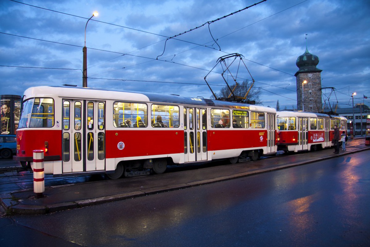 Krupobití nad pražskou tramvají a večerní následky
