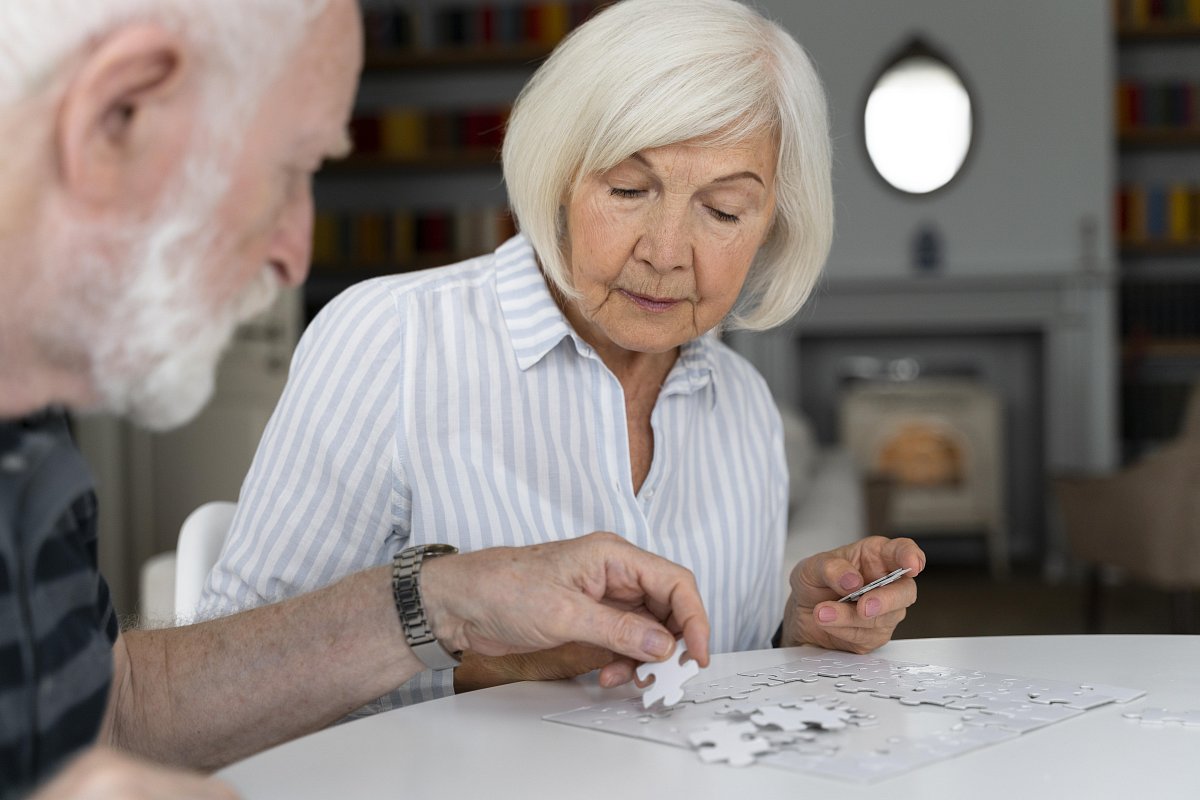 Alzheimerova choroba neohrožuje jen seniory. VoZP upozorňuje na včasnou diagnostiku i prevenci