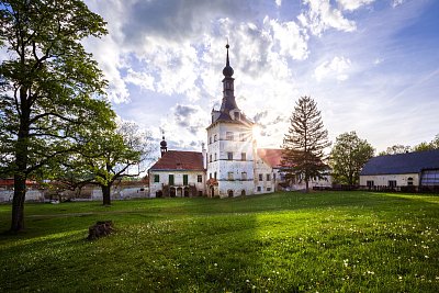 01-zamek-uhercice-vez.jpg