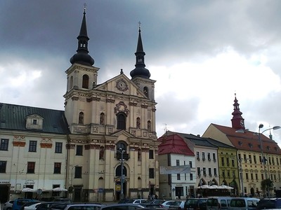 Kostel sv. Ignáce a vpravo radnice