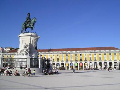 Uprostřed Obchodního náměstí stojí jezdecká socha krále Josefa I.