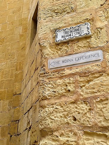 Názvy uliček jsou v maltštině a angličtině na ozdobných keramických destičkách.