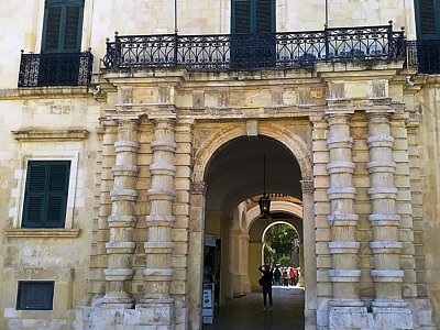 Vstupní portál Velmistrova paláce s průhledem do zahrady.