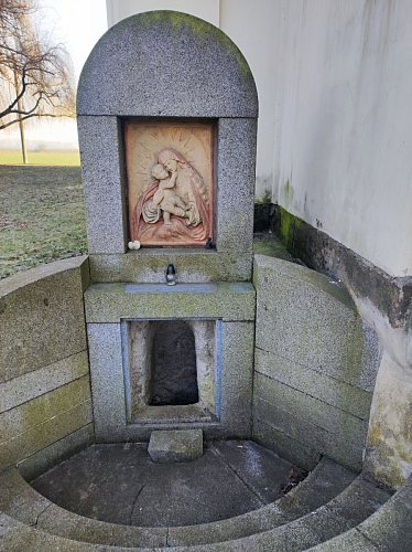 Zázračná studánka s reliéfem Pasovské madony