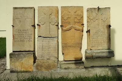 04-Staré náhrobky u zdi kostela.jpg