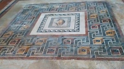 Detail zachovalé mozaiky na podlaze odkryté archeology.