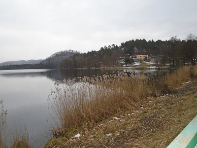 Hamerské jezero v dálce Děvín.