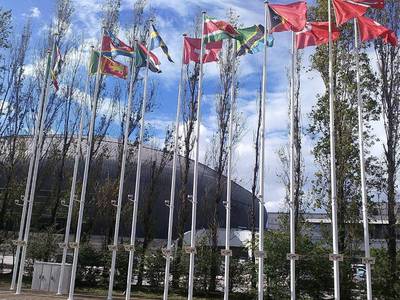 Malá část z asi stovky vlajek zemí, zúčastněných na výstavě Expo 1998