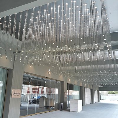 06-hlavni-vchod-se-svetelnou-instalaci.jpg