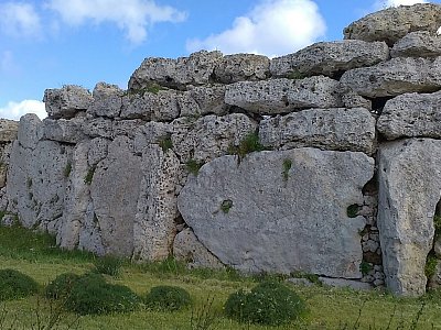 Zdi chrámu tvořilo množství megalitů. Největší kus 6 x 4 metry.