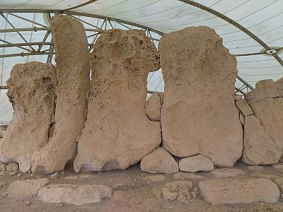 Pozůstatky megalitického chrámu HAGAR QIM, z období tři tisíce let př. n. l.
