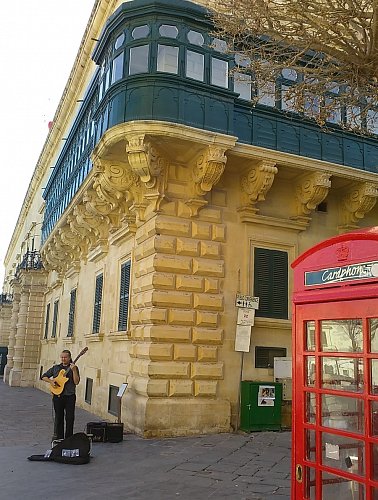 Kytarová produkce přímo pod balkonem Velmistrova paláce.