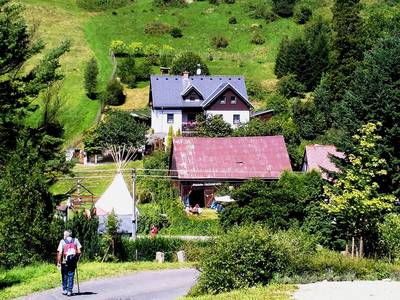Kryštofovo Údolí hýří mnoha odstíny bohaté zeleně v obci i celém, dlouhém údolí.