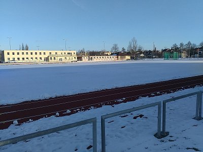 Loni zrenovovaná atletická dráha se udržuje i v zimě, jak je vidět