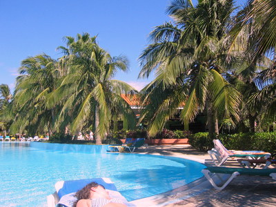 vyhřívaný bazén u hotelu