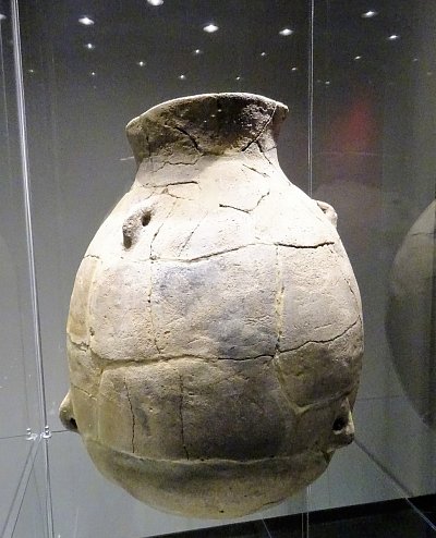 1 Keramická zásobnice. Bylany, cca 5350 – 4900 př. Kr.