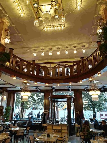 10-grand-cafe-pohled-ke-vchodu-z-vaclavaku.jpg