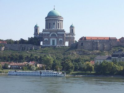 Ostřihomská katedrála nad Dunajem - pohled ze Štúrova