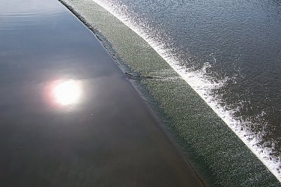 Slunce se koupe nad jezem
