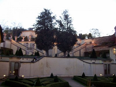 Vrtbovská zahrada při slavnostním, večerním osvětlení