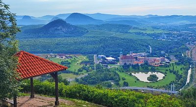 Pohled na kostel z hradu Hněvín