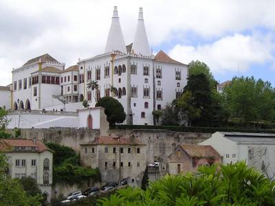 Sintra - Královský palác je charakteristický dvěma kuželovitými komíny.
