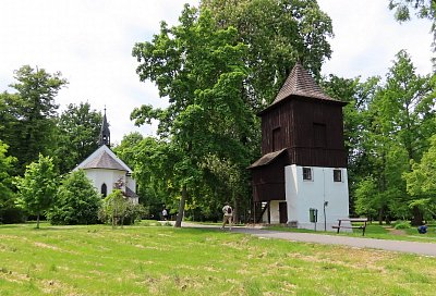 11-drevena-zvonicka-a-havirsky-kostelik.jpg