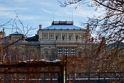 12   Rudolfinum za řekou a za plotem.