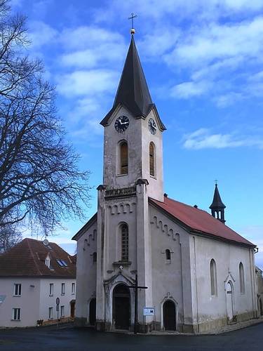 Kostel sv. Jakuba Většího na návsi v Souticích.