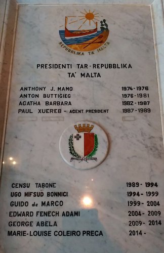 Mramorová deska se jmény maltských presidentů od r. 1974 až dosud.