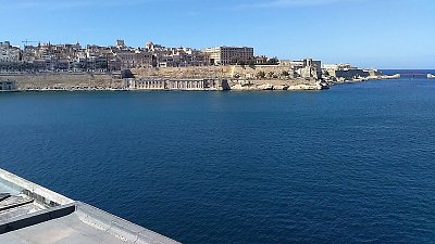 Z Trojměstí do Valletty se dostanete rychleji přímou lodí, než po silnici.