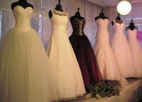 Svatební i společenské šaty čekají na své nositelky