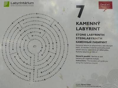 17-po-celem-labyrintariu-jsou-informacni-panely-1.jpg